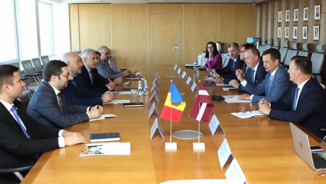 Zemkopības ministrijas delegācija ar Moldovas delegāciju pie galda