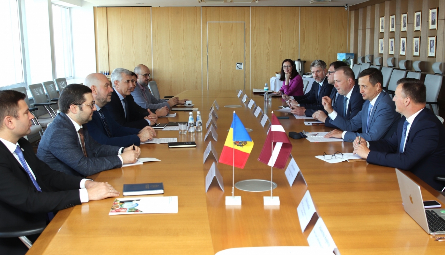 Zemkopības ministrijas delegācija ar Moldovas delegāciju pie galda