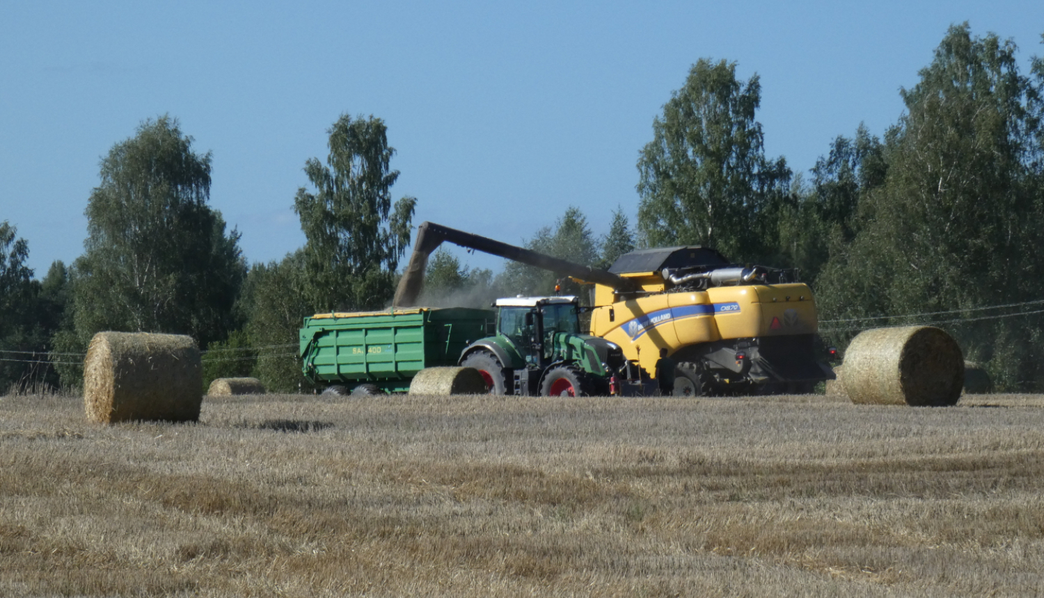 Uz lauka traktors veido ruļļus