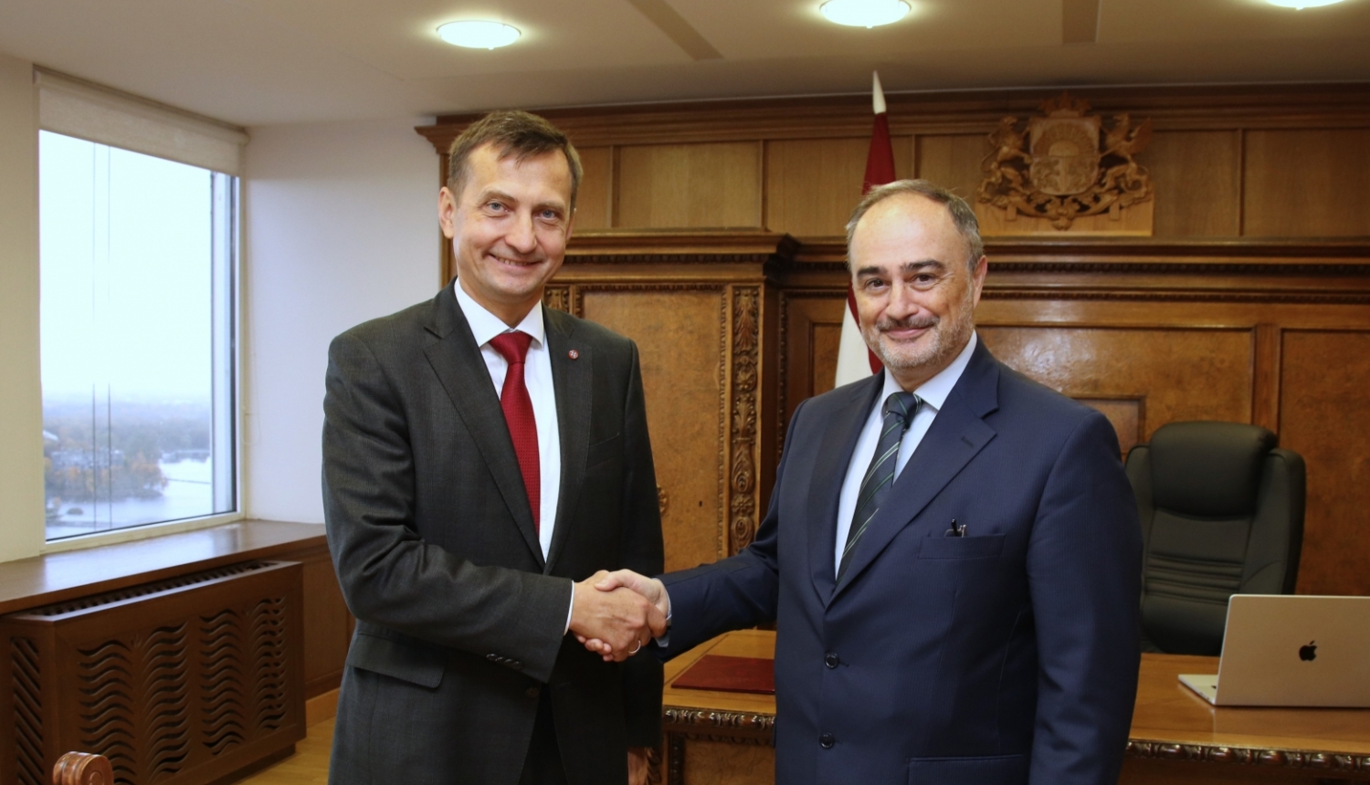 zemkopības ministrs Armands Krauze sarokojas ar Itālijas vēstnieku