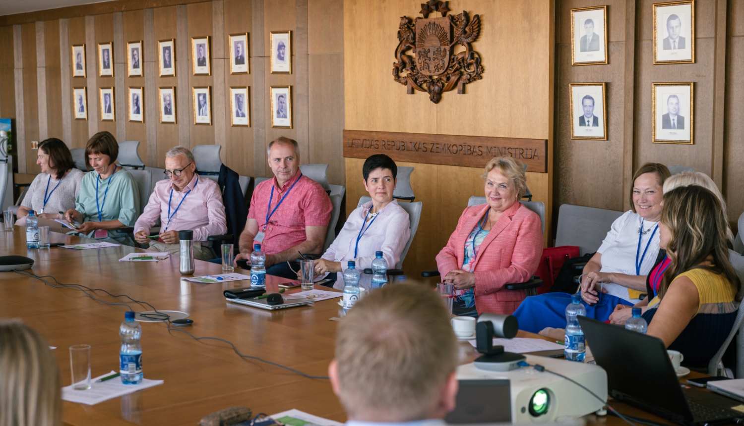 Ministrijā pie galda sēž diskusija par ilgtspējīgu iepakojumu dalībnieki, centrā - bijusī LBTU rektore Irina Pilvere
