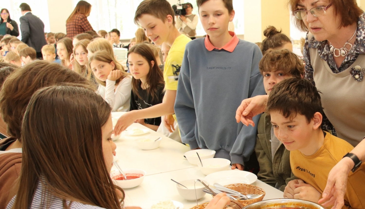 skolēnu maltīte skolas ēdamzālē